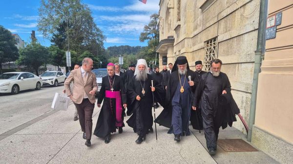 Патријарх Порфирије је након одржане литургије посвећене обележавању 90 година од завршетка градње храма Светих Кирила и Методија прошетао центром Љубљане - Sputnik Србија