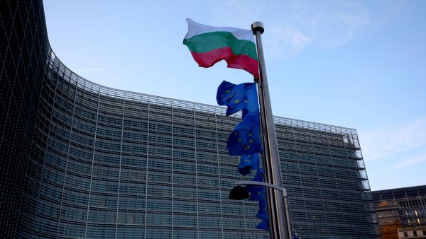 Zastava Bugarske i Evropske unije ispred sedišta EU u Briselu - Sputnik Srbija
