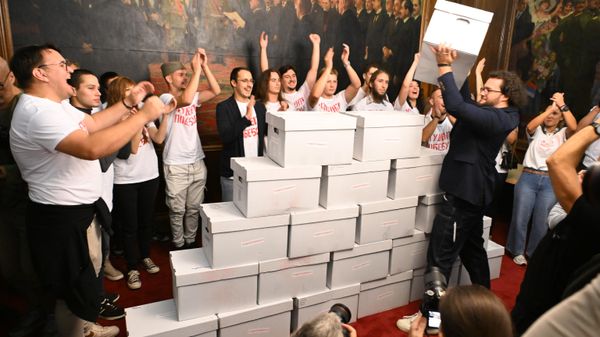Studenti u blokadi predali su danas Republiikoj izbornoj komisiji (RIK) izbornu listu „Studentska lista - Studenti poberuju“ - Sputnik Srbija