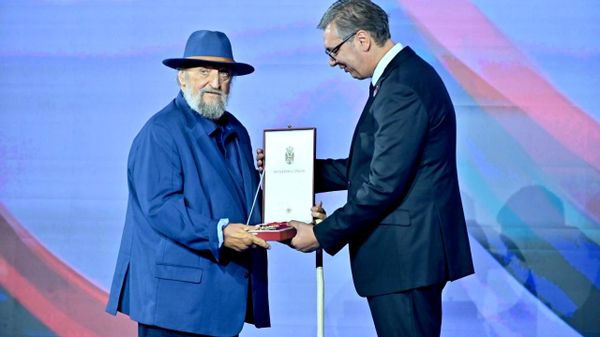 Ordenom Karađorđeve zvezde prvog stepena odlikovan je Petar Božović, jedan od najistaknutijih dramskih umetnika - za naročite zasluge u javnim i kulturnim delatnostima, posebno u oblasti glume - Sputnik Srbija