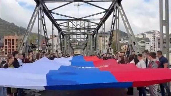 Na mostu Bratoljub spojene zastave Srpske i Srbije - Sputnik Srbija