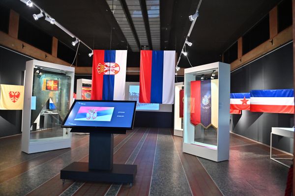 Посетиоци могу видети реплике средњевековне застава, попут заставе краља Владислава и Душанове заставе, као и заставе из Сретењског устава, Краљевине Срба, Хрвата и Словенаца, али и оригиналне заставе из богатог фонда музеја попут- Карађорђеве заставе, Војводске заставе из Првог српског устанка, Заставе ослободиоцима 1918... - Sputnik Србија