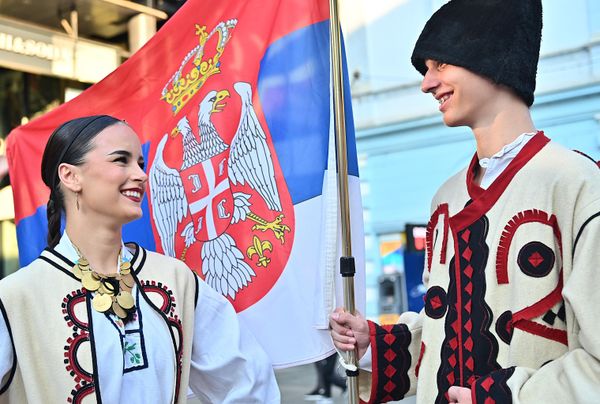 Такође, поводом Дана српског јединства, слободе и националне заставе председник Србије Александар Вучић доделио је на свечаности у Палати Србија 55 одликовања заслужним појединцима и институцијама. - Sputnik Србија