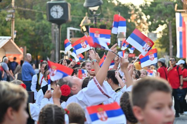 „Дан традиције“ одржан је шести пут на Дан српског јединства, слободе и националне заставе, у организацији Удружења кореографа народних игара Србије, Дечјег културног центра Београд, Министарства културе Републике Србије, Секретаријата за културу Града Београда, као и градова, општина и села широм Србије и дијаспоре. - Sputnik Србија
