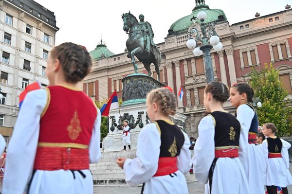 Уз неизоставни моравац, ужичко, и бројне друге народне игре, своје фолклорне вештине београђанима су испред споменика Кнезу Михаилу приказали млади играчи свих узраста у народним ношњама карактеристичним за Шумадију, Војводину, као и различите крајеве јужне, западне и источне Србије. - Sputnik Србија