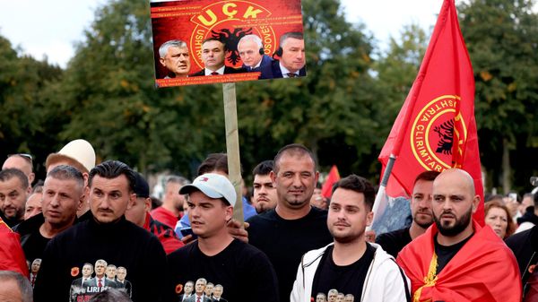 Pristalice tzv. OVK okupljene ispred zgrade suda u Hagu - Sputnik Srbija