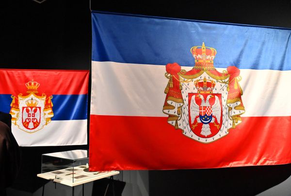 По доношењу одлуке о уједињењу у заједничку државу и конституисању Краљевства Срба, Хрвата и Словенаца 1. децембра 1918, донета је одлука о утврђивању државних симбола, па је тако већ 9/22. децембра 1918. одлучено да се као државна застава Краљевства СХС установи тробојка са хоризонтално положеним бојама – горе модра (плава), у средини бела, а доле црвена. - Sputnik Србија