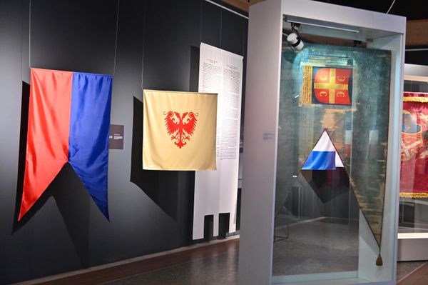 Од средњевековних барјака, до данашњих застава, материјал за њихову израду се није много мењао. Најчешће су рађене од платна, рипса, броката, а ређе од свиле, са различитим хералдичким знацима, грбовима, ликовима светаца... - Sputnik Србија