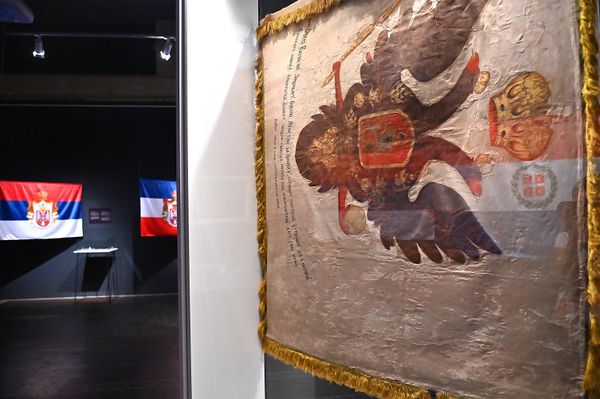 На изложби се може видети оргинална Застава Војводства Српског из 1848. године, који сведочи о борби за српску  државност у оквиру Аустријског царства. - Sputnik Србија