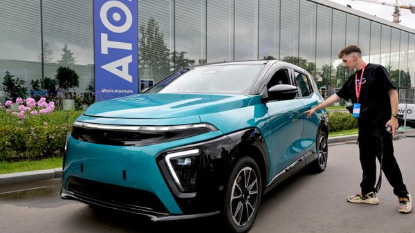 Нови руски електрични аутомобил „атом“ у масовној производњи: До 500 километара са једним пуњењем