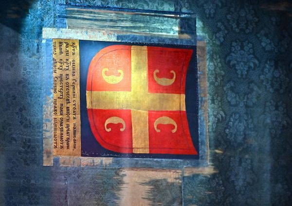 Пред посетиоце је из фонда Српског историјског музеја изложена оригинална Карађорђева застава са  препознатљивим српским грбом – црвени штит са златним крстом и четири оцила испод кога је на славено-српском језику исписано "Крст оцима Серблим стоить написани, ради крста въ отечествѣ многи приат брани. Нинѣ крсту простерту паки оузаблѣутъ тако дѣлом Серблу право нарицаутъ" - Sputnik Србија