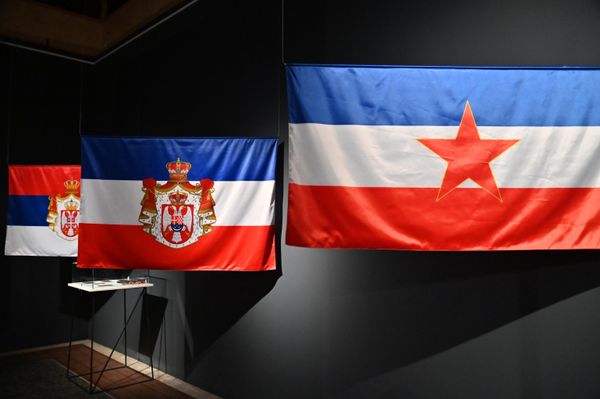 Укидањем монархије и проглашењем Југославије за републику дошло је до измене државних симбола. Уставом ФНРЈ од 1. фебруара 1946. државна застава је задржала боје заставе са истим редоследом, али је уместо грба, у средишту стављена петокрака - симбол под којим се у Другом светском рату народ борио против фашизма. - Sputnik Србија