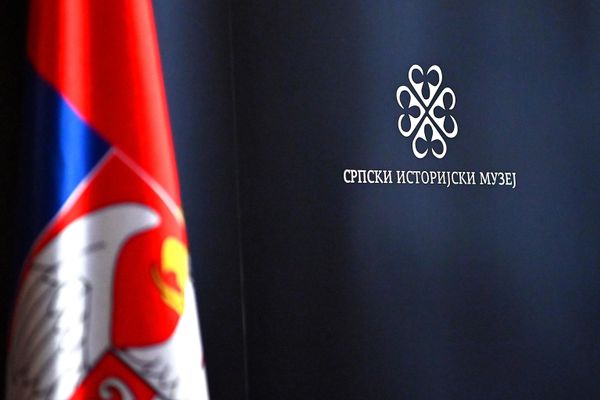 Поводом обележавања државног празника Дана српског јединства, слободе и националне заставе, у Српском историјском музеју отворена је изложба „Боје које повезују векове”, посвећена историји српске заставе. - Sputnik Србија