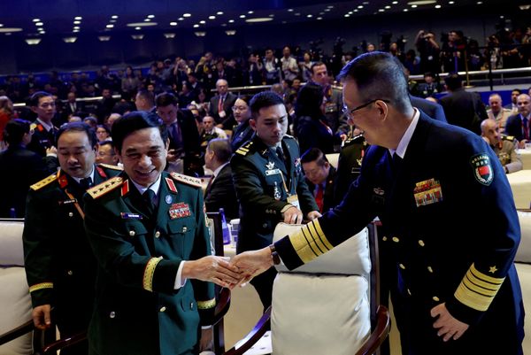Kineski ministar odbrane Dong Đun rukuje se sa ministrom odbrane Vijetnama Fan Van Đangom po dolasku uoči ceremonije otvaranja Sjangšan foruma. - Sputnik Srbija