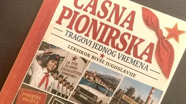 Deo naslovne stranice knjige Časna pionirska Borisa Rašete i Gorana Gavranovića - Sputnik Srbija