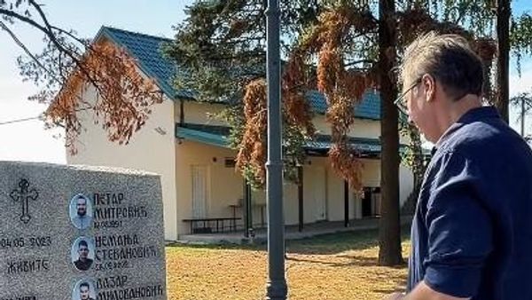 Вучић у Дубони и Малом Орашју положио венце на споменике жртвама масовног убиства - Sputnik Србија