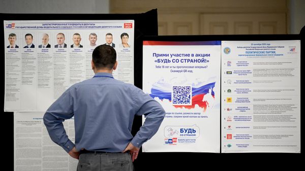Golosovanie na izbiratelьnom učastke v Novosibirske na vыborah deputatov Gosudarstvennoй Dumы RF devяtogo sozыva - Sputnik Srbija