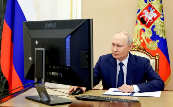 Председник Русије Владимир Путин и премијер Михаил Мишустин гласали су на даљину. Председник Јединствене Русије Дмитриј Медведев, лидер ЛДПР-а Леонид Слуцки и председник странке Нови људи Алексеј Нечајев одлучили су да гласају лично. Лидер КПРФ-а Генадиј Зјуганов такође је планирао одлазак на бирачко место, док је лидер Праведне Русије Сергеј Миронов изабрао гласање на даљину. Председник Русије Владимир Путин и премијер Михаил Мишустин гласали су на даљину. Председник Јединствене Русије Дмитриј Медведев, лидер ЛДПР-а Леонид Слуцки и председник странке Нови људи Алексеј Нечајев одлучили су да гласају лично. Лидер КПРФ-а Генадиј Зјуганов такође је планирао одлазак на бирачко место, док је лидер Праведне Русије Сергеј Миронов изабрао гласање на даљину. - Sputnik Србија