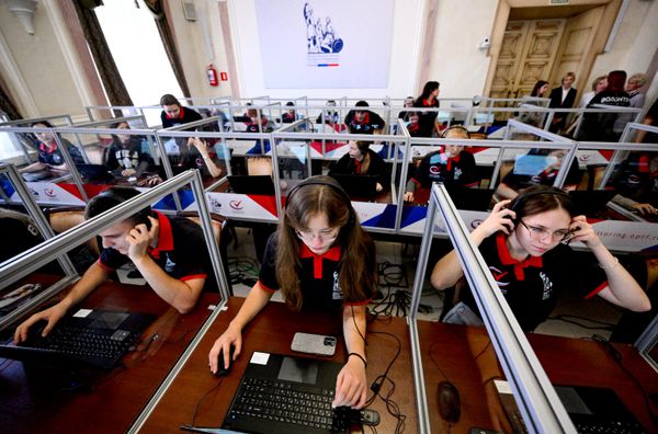 Гласање је одржано током украјинских напада на цивилне циљеве, у којима су повређени чланови изборних комисија. Гласање је одржано током украјинских напада на цивилне циљеве, у којима су повређени чланови изборних комисија. - Sputnik Србија