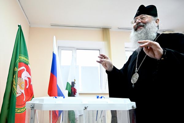 У Јеревану се ред за бирачко место протезао од зграде амбасаде до градске скупштине, стотине гласача окупиле су се у Минску, а у Киргистану су људи долазили са децом, унуцима, па чак и праунуцима. У Јеревану се ред за бирачко место протезао од зграде амбасаде до градске скупштине, стотине гласача окупиле су се у Минску, а у Киргистану су људи долазили са децом, унуцима, па чак и праунуцима. - Sputnik Србија