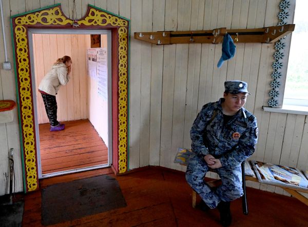 Дипломатска представништва у Швајцарској, Летонији, Холандији, Италији и Немачкој известила су о великој излазности бирача. Постојало је и десет бирачких места у близини границе, у Лењинградској, Калињинградској и Псковској области. У Калињинградској области је током два дана гласало 625 људи, укључујући и оне који су допутовали из Немачке, Пољске и Летоније. Дипломатска представништва у Швајцарској, Летонији, Холандији, Италији и Немачкој известила су о великој излазности бирача. Постојало је и десет бирачких места у близини границе, у Лењинградској, Калињинградској и Псковској области. У Калињинградској области је током два дана гласало 625 људи, укључујући и оне који су допутовали из Немачке, Пољске и Летоније. - Sputnik Србија