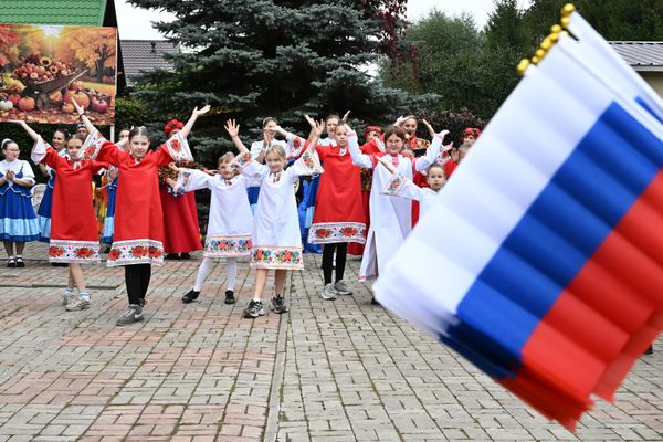 Посланици Државне думе први пут су бирани у ДНР, ЛНР, као и у Запорошкој и Херсонској области. Гласање се тамо одвијало под притиском и уз непријатељске нападе. Упркос томе, у свакој од ових области забележена је висока излазност: преко 81 одсто, 79,33 одсто, 79,39 одсто, односно 74,61 одсто. У Херсонској области, чланови изборних комисија и новинари добијали су претње, између осталог и путем телефона. Посланици Државне думе први пут су бирани у ДНР, ЛНР, као и у Запорошкој и Херсонској области. Гласање се тамо одвијало под притиском и уз непријатељске нападе. Упркос томе, у свакој од ових области забележена је висока излазност: преко 81 одсто, 79,33 одсто, 79,39 одсто, односно 74,61 одсто. У Херсонској области, чланови изборних комисија и новинари добијали су претње, између осталог и путем телефона. - Sputnik Србија