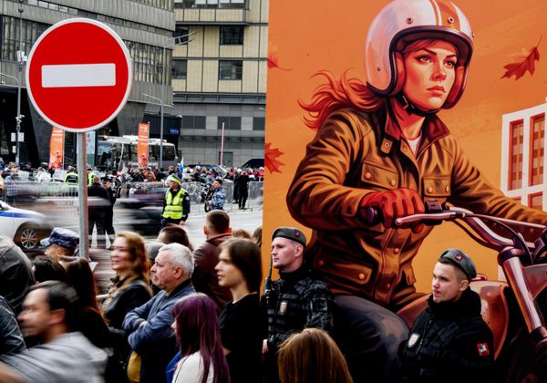 Prolaznici posmatraju prolazak učesnika 15. Moskovskog moto-festivala na kružnom bulevaru u centru Moskve povodom zatvaranja moto-sezone. Prolaznici posmatraju prolazak učesnika 15. Moskovskog moto-festivala na kružnom bulevaru u centru Moskve povodom zatvaranja moto-sezone. - Sputnik Srbija