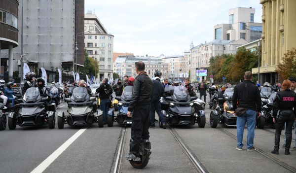 Učesnici 15. Moskovskog moto-festivala pred početak vožnje kružnim bulevarom u centru Moskve. Učesnici 15. Moskovskog moto-festivala pred početak vožnje kružnim bulevarom u centru Moskve. - Sputnik Srbija