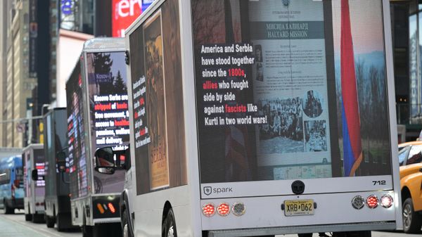 Na ulicama Njujorka prolaze kamioni koji na video-bimu prikazuju život Srba na Kosovu i Metohiji - Sputnik Srbija