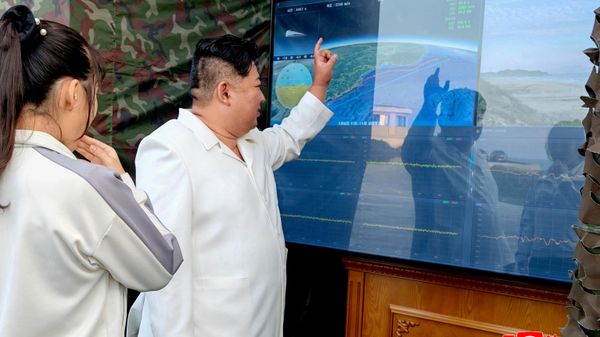 Ким Џонг Ун надгледао тестирање новог система наоружања  - Sputnik Србија
