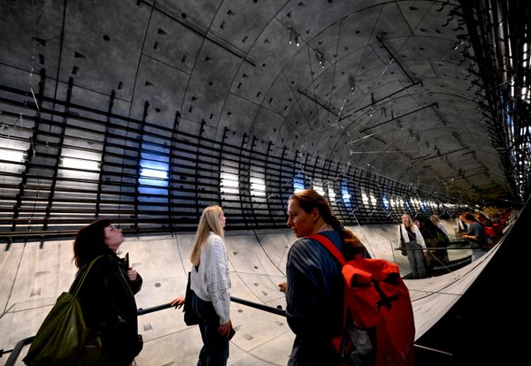 Čitav jedan podzemni sprat posvećen je istoriji Moskovskog metroa. Kroz specijalne građevinske otvore u ovaj nivo je spušteno šest istorijskih vozova, uključujući i izuzetno redak vagon iz Berlina, proizveden 1927. godine. Čitav jedan podzemni sprat posvećen je istoriji Moskovskog metroa. Kroz specijalne građevinske otvore u ovaj nivo je spušteno šest istorijskih vozova, uključujući i izuzetno redak vagon iz Berlina, proizveden 1927. godine. - Sputnik Srbija