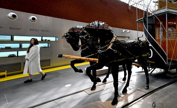To uključuje stare automobile, tramvaje sa konjskom vučom iz 1872. godine, autobuse, trolejbuse, bicikle i motocikle. To uključuje stare automobile, tramvaje sa konjskom vučom iz 1872. godine, autobuse, trolejbuse, bicikle i motocikle. - Sputnik Srbija