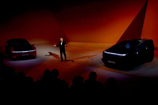 Kompanija je predstavila dva modela - sedan dug 5,26 metara i SUV koji je dugačak  5,02 metra. - Sputnik Srbija
