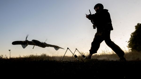 Pripadnik specijalne jedinice Ahmat lansira dron u zoni specijalne vojne operacije Pripadnik specijalne jedinice Ahmat lansira dron u zoni specijalne vojne operacije - Sputnik Srbija