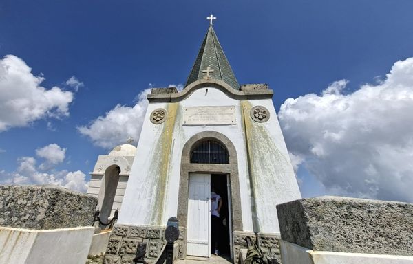 На њеном улазу уклесане су речи краља Александра: „Мојим див-јунацима, неустрашивим и верним, који грудима својим отворише врата слободи и остадоше овде као вечни стражари на прагу отаџбине.“ - Sputnik Србија