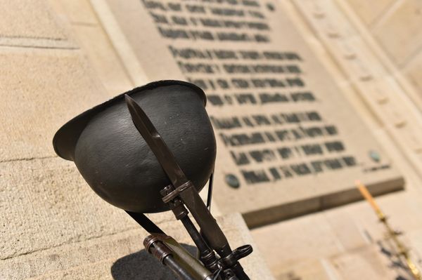 Након албанске голготе, када су многи помислили да српске војске више нема, опорављене, реорганизоване и опремљене српске трупе пребачене су са Крфа и Бизерте у Солун, да би убрзо биле распоређене дуж Могленских планина на линију будућег Солунског фронта - Sputnik Србија