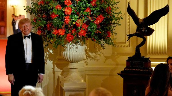 Трамп уручио Си Ђинпингу симболичан поклон - скулптуру белоглавог орла. - Sputnik Србија