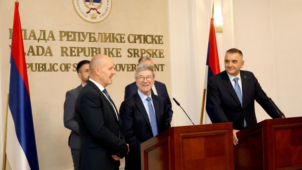 Džefri Saks sa zvaničnicima Srpske u Banjaluci. - Sputnik Srbija