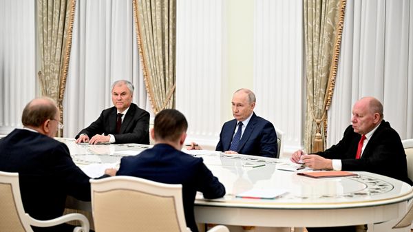 Predsednik Rusije Vladimir Putin sa predstavnicima parlamentarnih stranaka - Sputnik Srbija