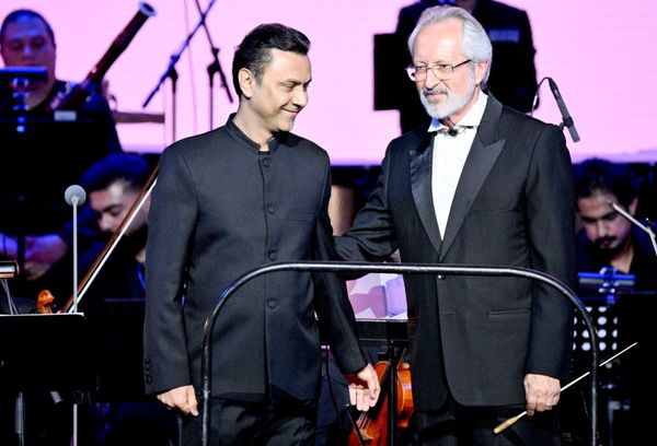 Pevač Modžtaba Asgari i dirigent i kompozitor maestro Homajun Rahimijan na koncertu Nacionalnog orkestra Irana u Moskvi. Pevač Modžtaba Asgari i dirigent i kompozitor maestro Homajun Rahimijan na koncertu Nacionalnog orkestra Irana u Moskvi. - Sputnik Srbija