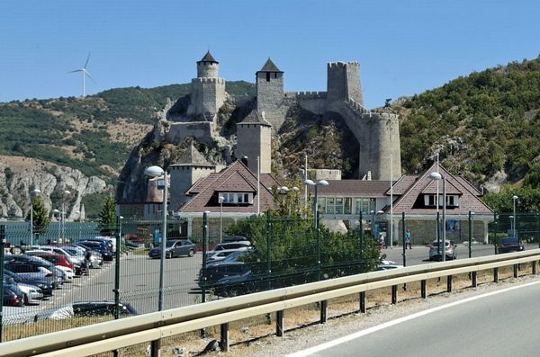 Nakon nedavne rekonstrukcije, Golubačka tvrđava je postala omiljeno mesto kako stranih, tako i domaćih posetilaca koji svakodnevno u velikom broju posećuju ovu srednjevekovnu lepoticu  - Sputnik Srbija