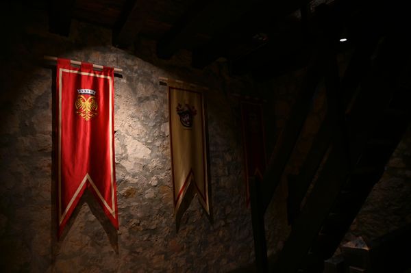 Nakon bitke kod Angore 1402. godine i poraza Bajazita Prvog od strane Tatara, ugarski kralj predaje Golubac sa još nekoliko utvrđenih gradova srpskom despotu Stefanu Lazareviću (kao vazalu ugarske krune).   - Sputnik Srbija