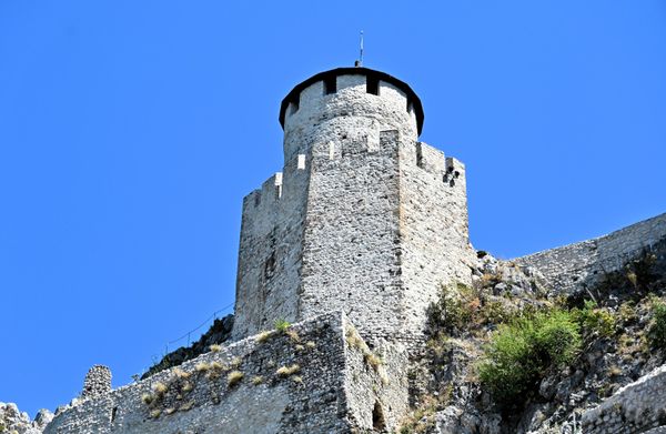 Glavna i najviša kula tvrđave je donžon kula, poznata i kao Šešir kula, smeštena na najvišem vrhu litice. Legenda kaže da je u njoj bila zatočena lepa vizantijska carica Jelena, čije su jedino društvo bili golubovi. - Sputnik Srbija