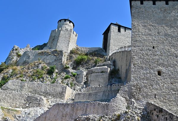 Legenda je jedno, a prava svrha najviših kula u tvrđavama potpuno drugo, pa  je najviša kula   najverovatnije bila najvažnije utvrđenje unutar tvrđave u koje se, u slučaju da napadači probiju kapiju i osvoje spoljne bedeme, branioci mogu povući. - Sputnik Srbija