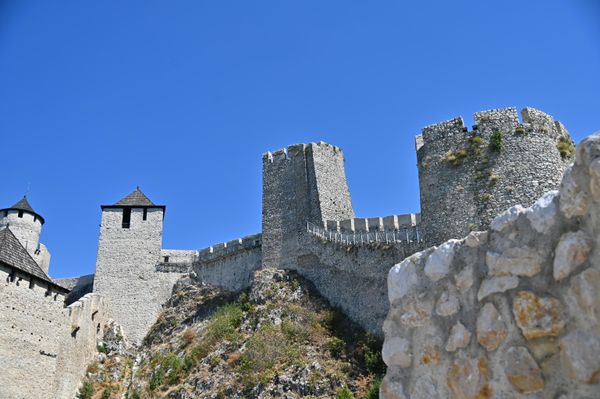 Svaka od kula je imala svoju funkciju i namenu, pa su tako jedne služile kao osmatračnice, druge za smeštaj posade, treće su imale finkciju da brane ulznu kapiju, a u jednoj od kula se nalazila i kapela - Sputnik Srbija