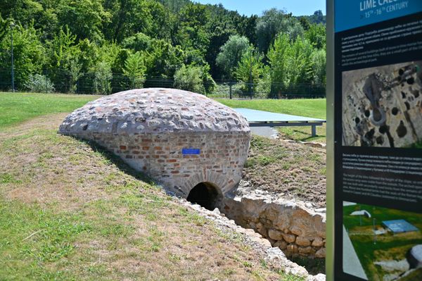 Neposredno uz utvrđenje nalazilo se civilno naselje čiji su stanovništvo mahom činili trgovci i zanatlije. Prilikom arheoloških iskopavanja otkriveni su ostaci dve krečnjačke peći, kao i dve zgrade u kojima su po pretpostavkama bile radionice - Sputnik Srbija