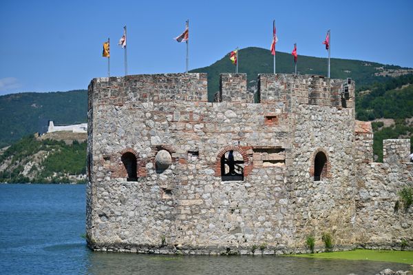 Utvrđenje su ojačali izgradnjom još jedne kule u priobalnom pojasu Tvrđave. Osmougaonom kulom dominiraju otvori za topove na dva nivoa te stoga ona danas nosi naziv -Topovska kula - Sputnik Srbija