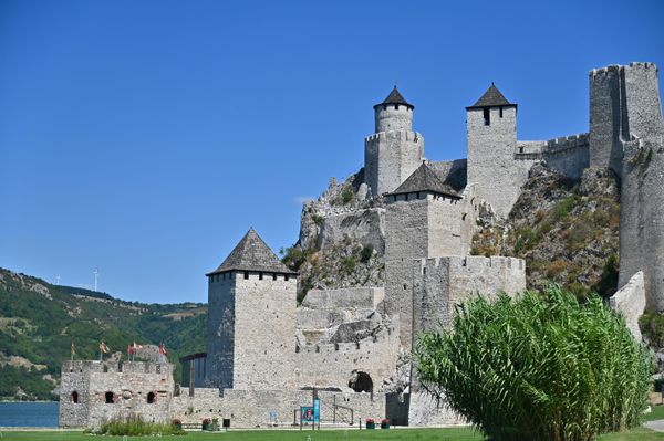 Svojom osnovom nepravilnog oblika, utvrđenje prati liniju litica ostavljajući sužen izbor kada je u pitanju pristup tvrđavi. Ulaz u tvrđavu bio je sa zapadne strane kroz Glavnu kapiju do koje je vodio drveni most iznad jarka ispunjenog vodom i sa rečne obale. - Sputnik Srbija
