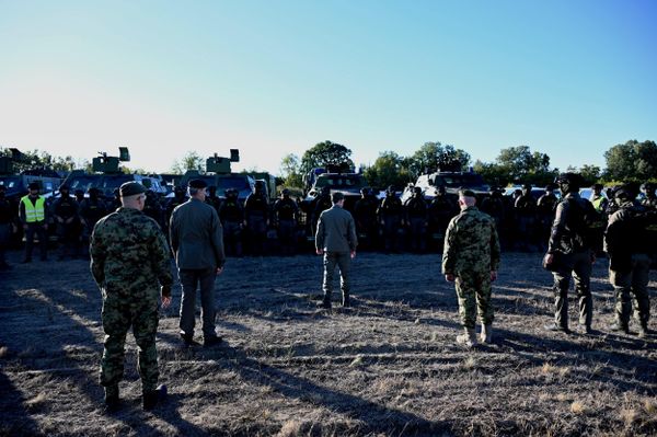 Sastave koji zadatke realizuju na poligonu „Međa“ obišao je načelnik Generalštaba Vojske Srbije general Milan Mojsilović. On je pratio taktičku vežbu sa bojevim gađanjem na kojoj su vojnopolicijska odeljenja prikazala obučenost za pretres zemljišta i objekata, posedanje uže linije blokade i neutralisanje ubačene diverzantsko-terorističke grupe. - Sputnik Srbija