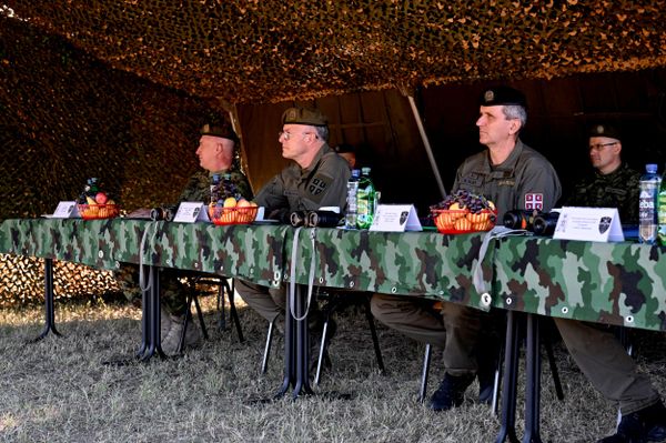 U razgovoru s vojnicima i starešinama, general Mojsilović je, čestitajući na postignutim rezultatima gađanja, odličnom taktičkom radu i obučenosti za upotrebu novouvedenog naoružanja i vojne opreme, istakao da će se nastaviti ulaganja u kapacitete vojnopolicijskih jedinica kako bi bile spremne da odgovore na savremene bezbednosne pretnje. - Sputnik Srbija